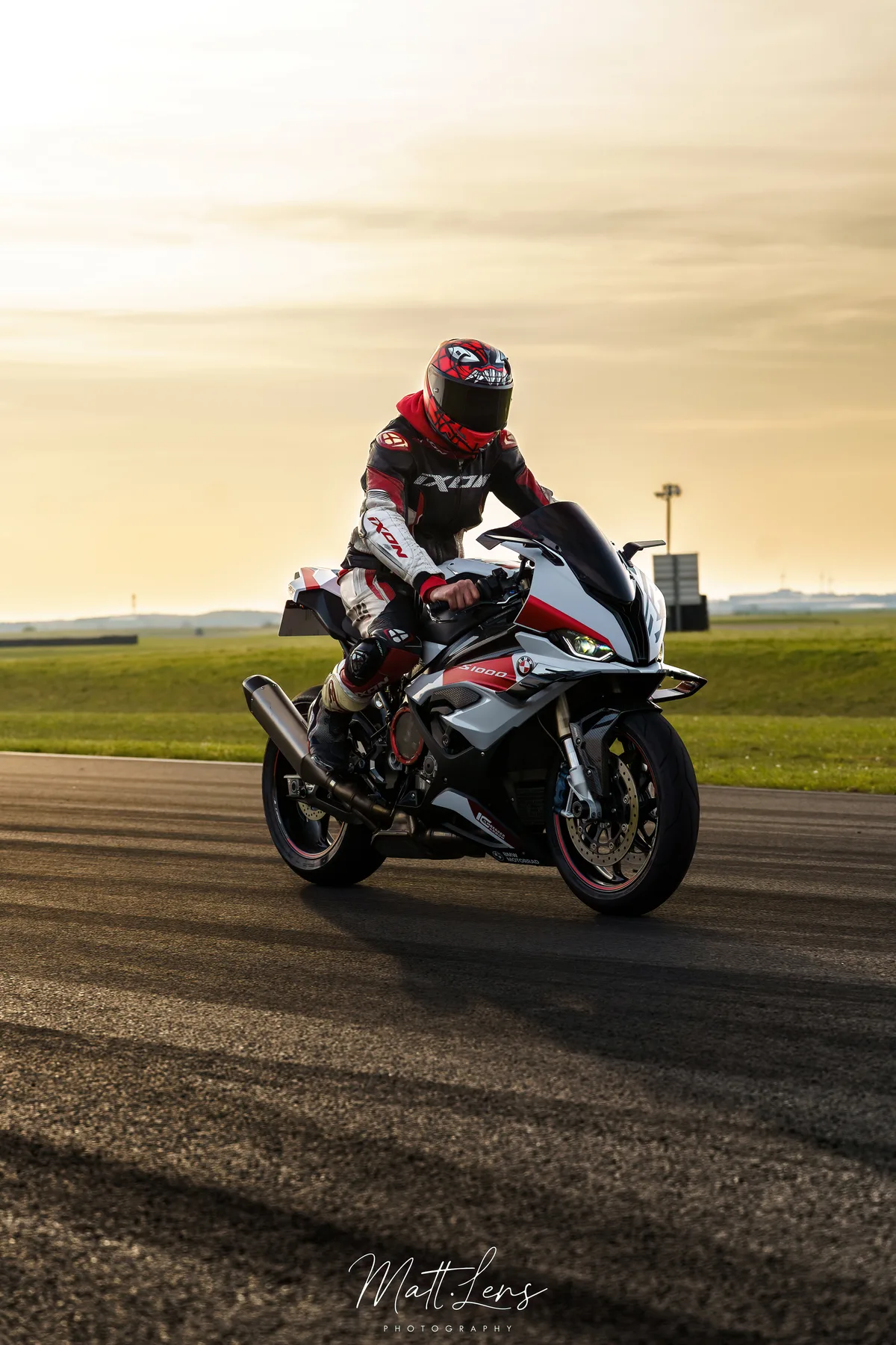 Un motard accélère sur la piste, photographié de profil.