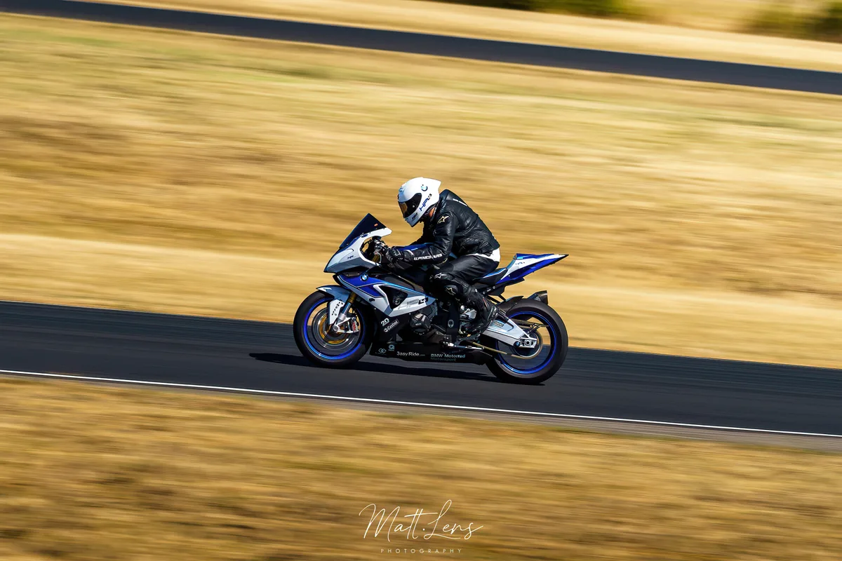 Un motard négocie un virage sur le circuit de Fontenay-le-Comte.