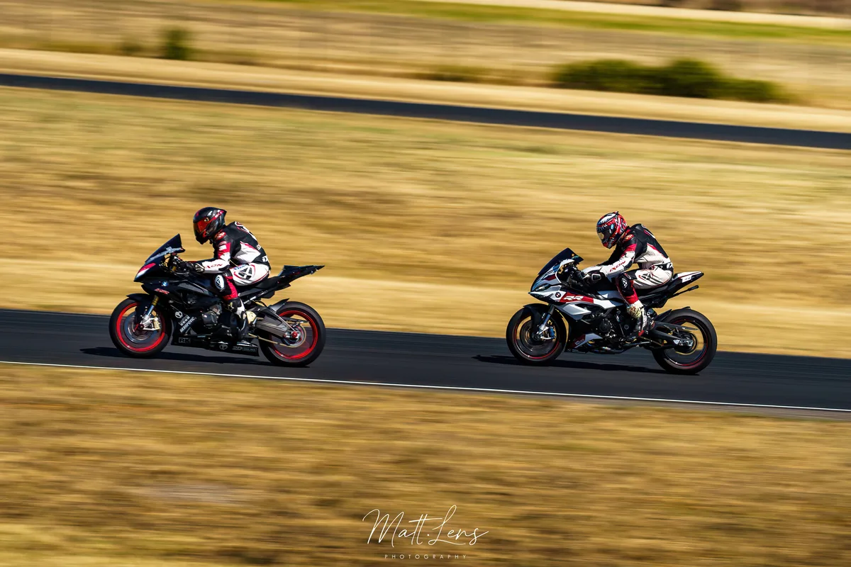 Deux motos se suivent à vive allure sur le circuit de Fontenay-le-Comte.