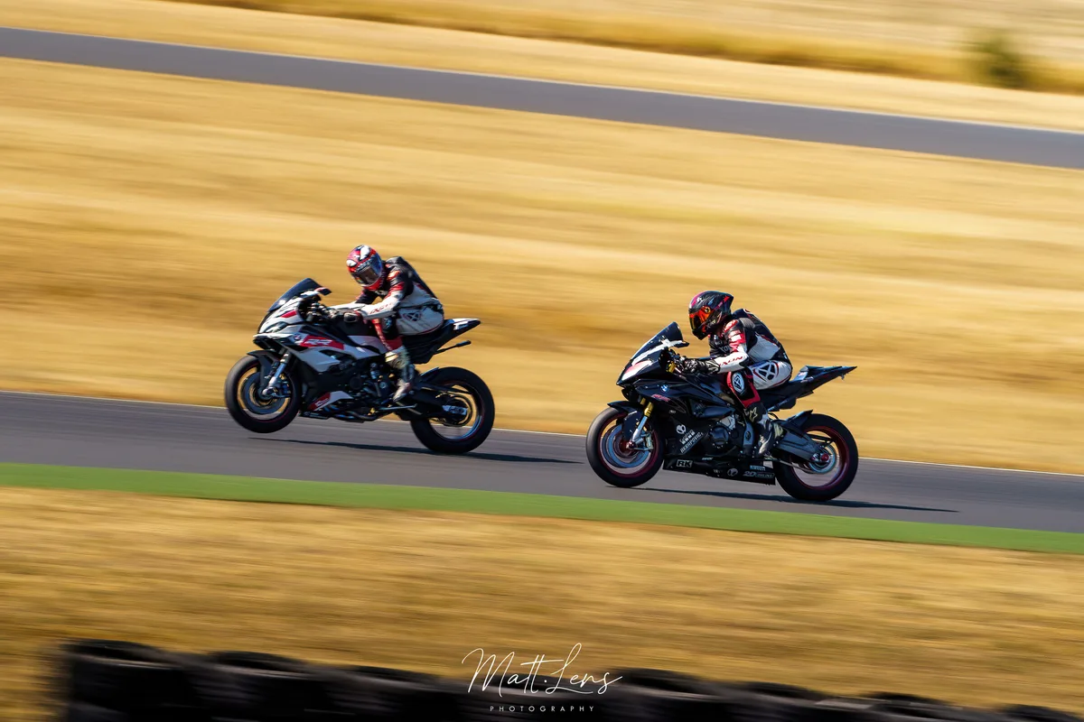 Deux motards en course sur la piste, captés en filé.