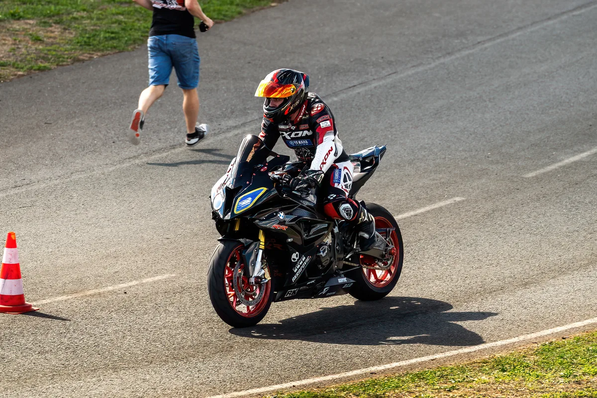 Un pilote prend un virage serré sur le circuit, vu de face.