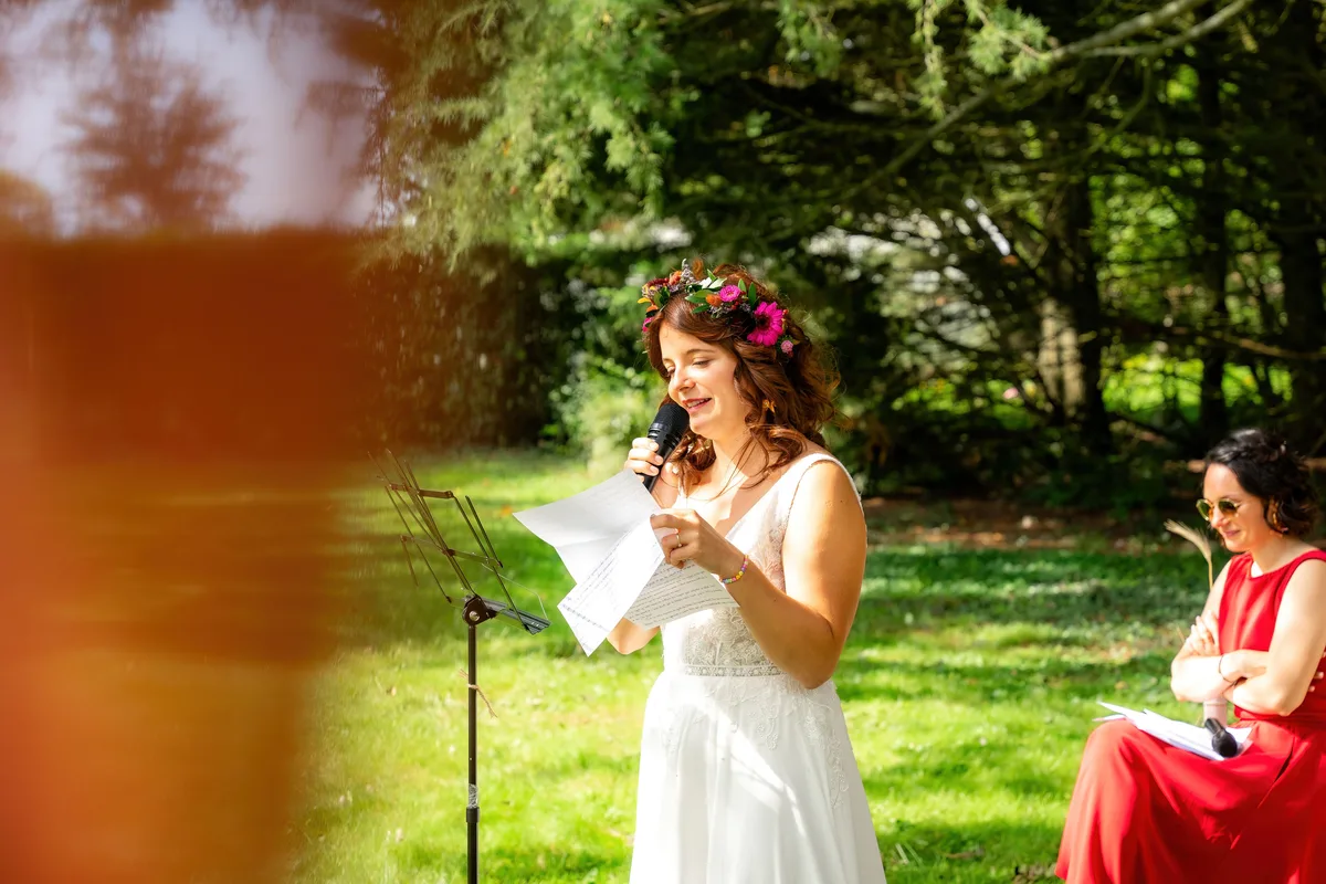 La mariée rejoint la cérémonie sous le regard de ses invités.