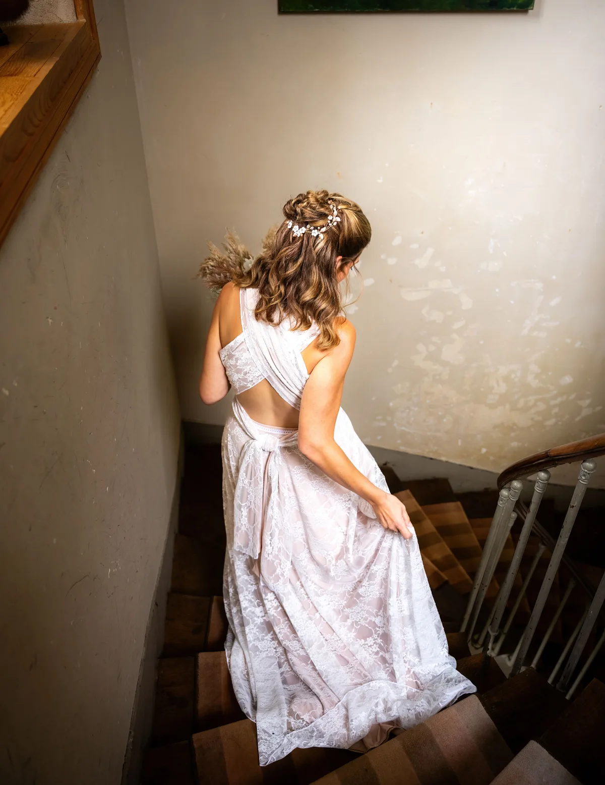 La mariée pose assise dans un fauteuil pendant les préparatifs.