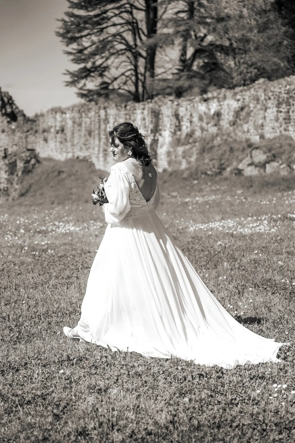 Portrait de la mariée tournant sur elle-même, en noir et blanc.