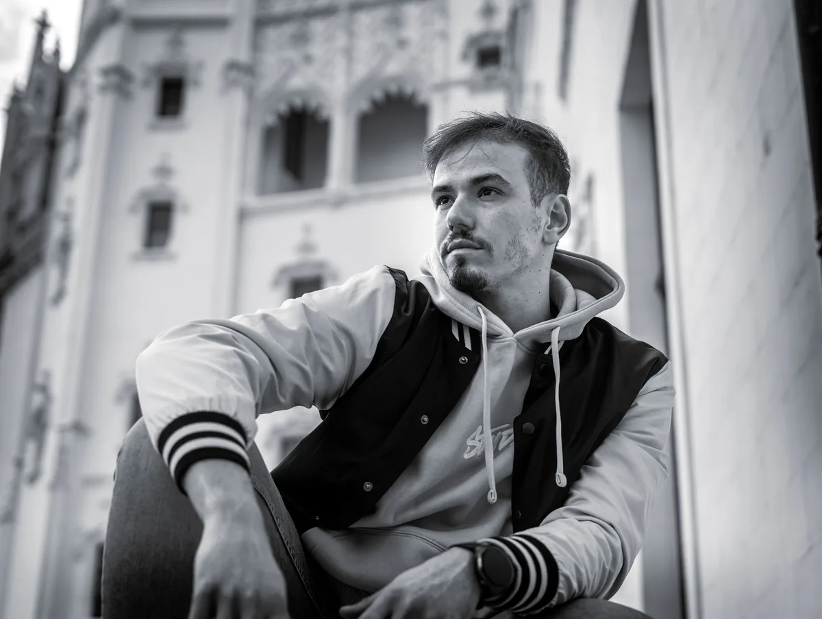 Portrait en noir et blanc de Mohamed assis sur les marches.