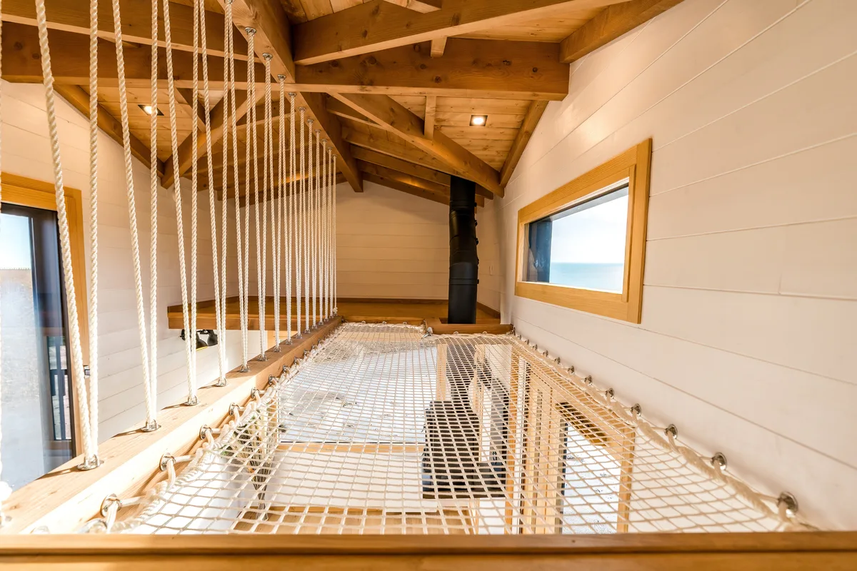 Vue depuis l’escalier vers le filet suspendu de la tiny house.