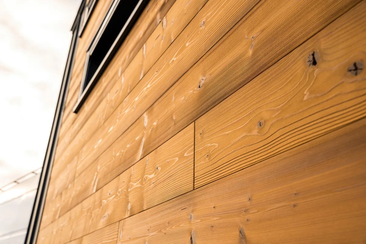 Détail du bardage en bois de la tiny house de L’Atelier des Rêves.